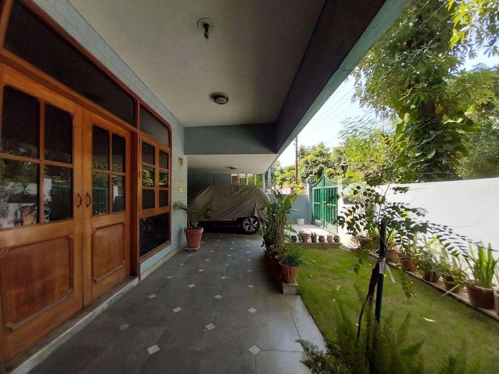 1800 sqmeters 2 BHK Villa/Kothi/House for Rent Out in Sector 41, Noida