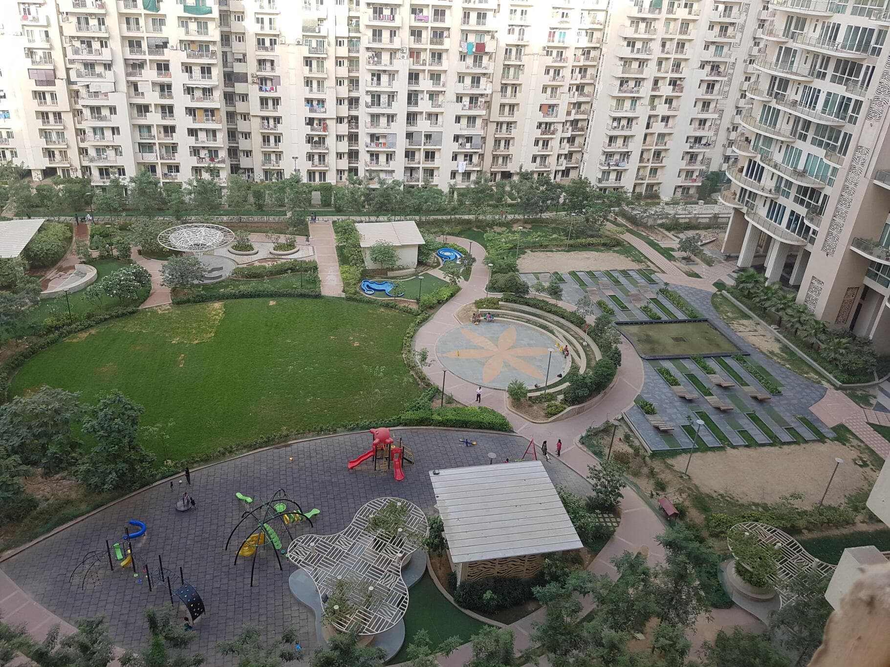 Mahagun Moderne 1350 sqft 2 BHK Apartment for Sell in Mahagun Moderne, Sector 78, Noida