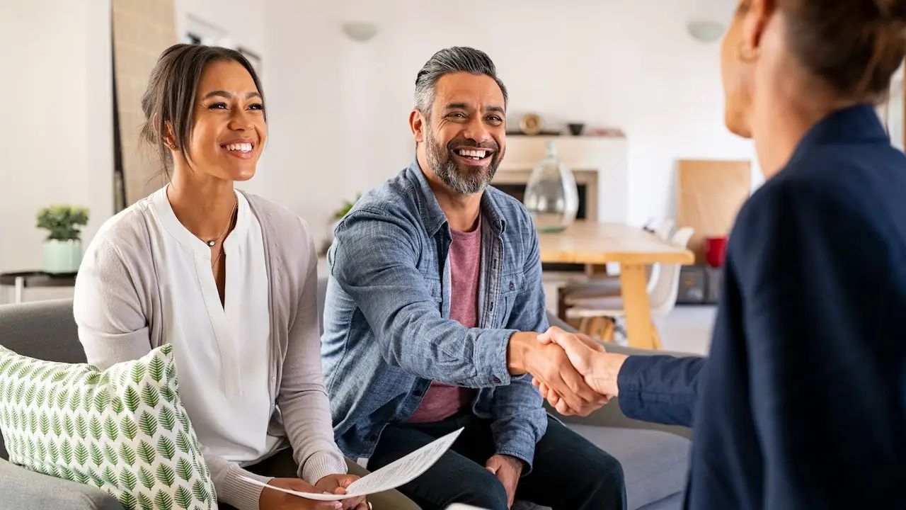 5 Advantages of Collaborating with a Professional Real Estate Advisor